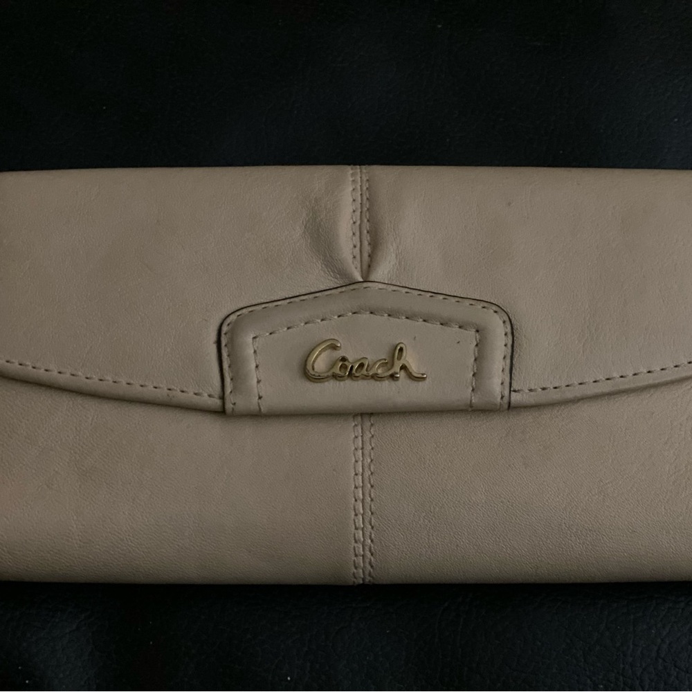 Coach tan wallet in extremely great condition